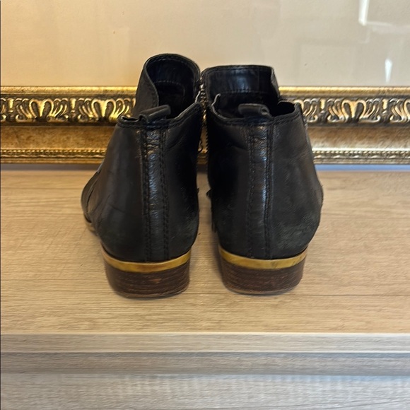 Sleek Black Ankle Boots with Side Zipper - Picture 2 of 8